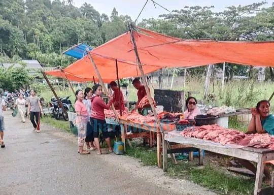 Warga Desak Pemerintah Bangun Tempat Pemotongan dan Penjualan Daging Babi di Pekan Tetehosi
