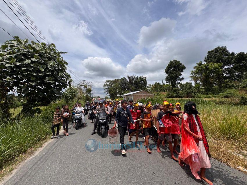 Peringati Jumat Agung, NHKBP Bahal Gajah Tigabolon Gelar Jalan Salib