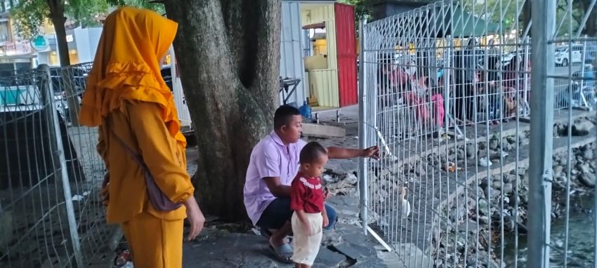 Liburan Hemat, Seru-seruan Kasih Makan Ikan di Taman Burung Cemara Asri