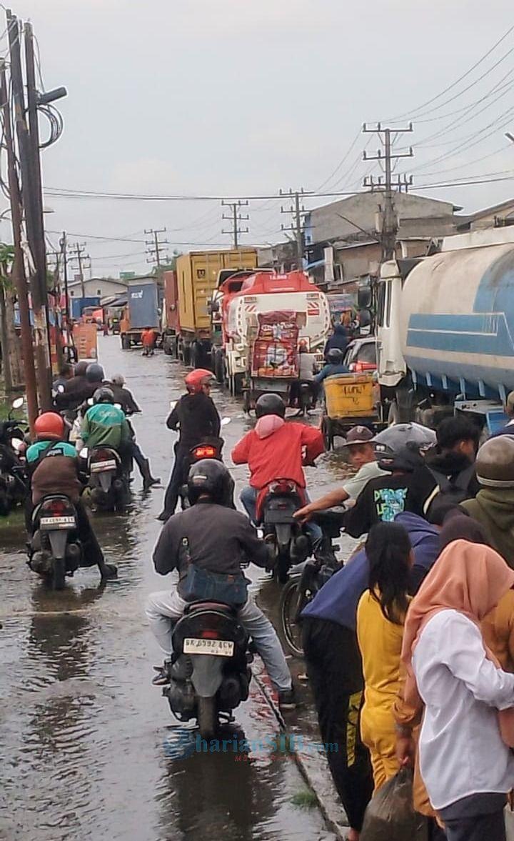 Jalan Utama Terendam Rob, Arus Keluar Masuk Kota Pelabuhan Belawan Lumpuh