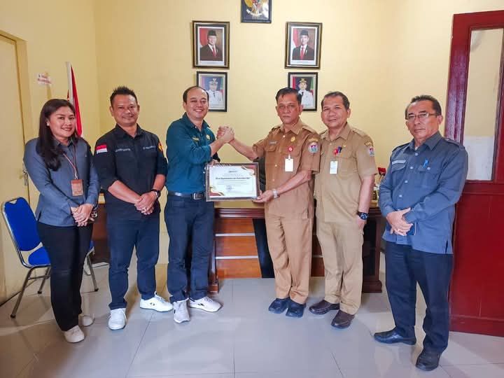 Disdukcapil Humbahas Peroleh Piagam Penghargaan dari Bawaslu