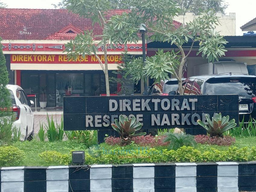 Personel Ditresnarkoba Polda Sumut Disayat saat Buru Bandar Narkoba di Langkat