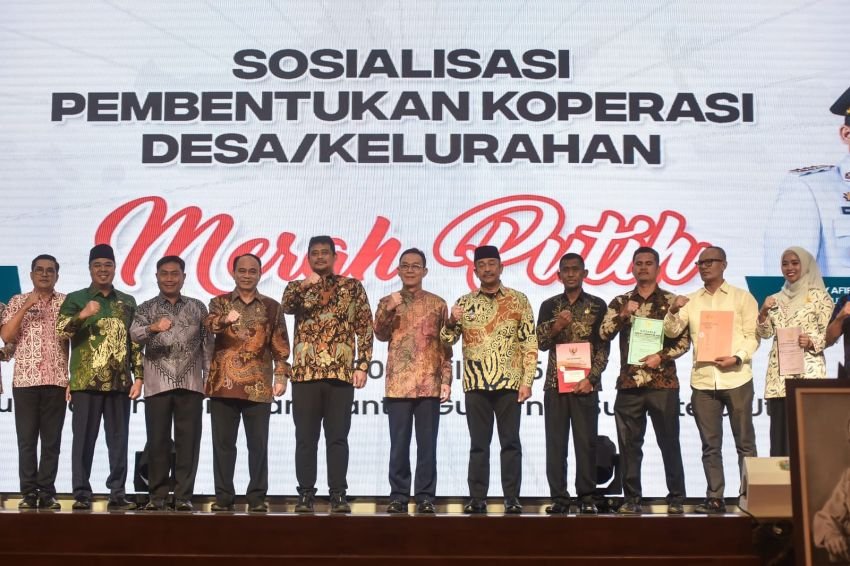 Menkop Serahkan Akta Pendirian 29 Koperasi Desa Merah Putih untuk Batubara