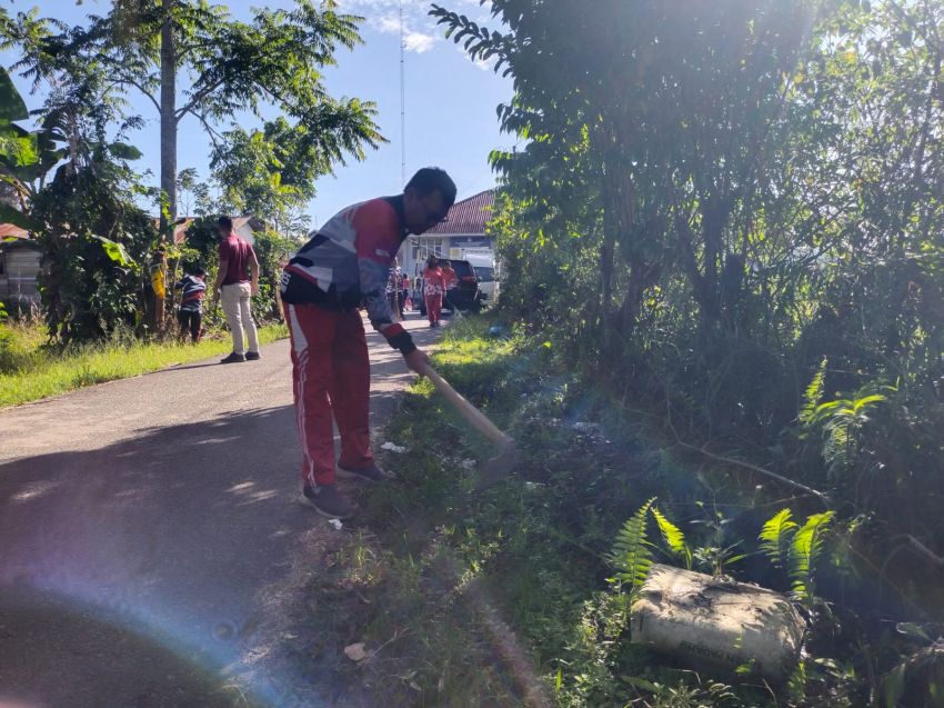 Kalapas Narkotika Pematangsiantar Bersama Pegawai Gotong Royong