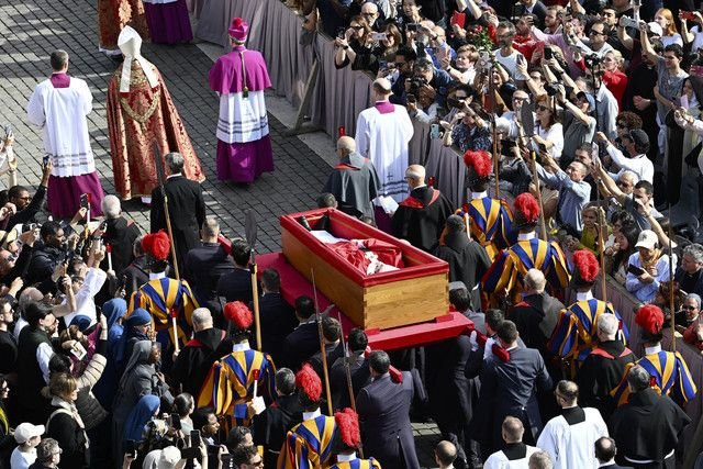 Sekitar 250.000 Orang Berikan Penghormatan Jenazah Paus Fransiskus