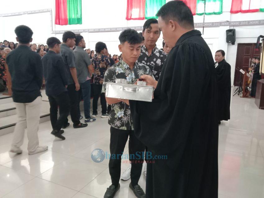 Ibadah Jumat Agung Dirangkai Perjamuan Kudus di GKPS Kongsilaita