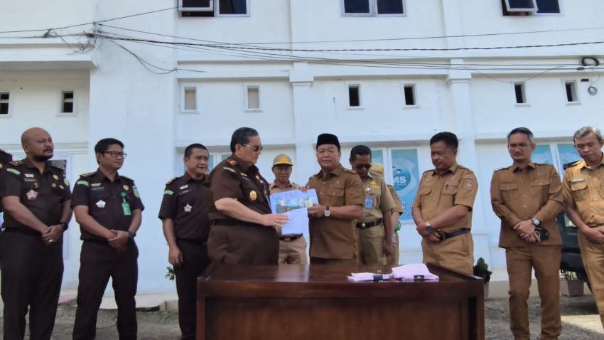 Kejari Mamasa Serahkan Hasil Pemulihan Keuangan dan Aset Daerah ke Pemkab Mamasa