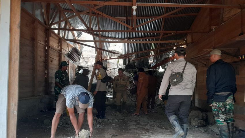 Tanah Longsor Menimpa Satu Rumah Warga di Desa Selamat dan Hantam Ruas Jalan di Desa Bonani Dolok