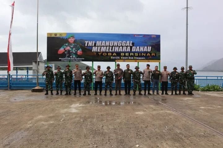 Polres Tanah Karo Dukung Kegiatan TNI Manunggal Memelihara Danau Toba Bersinar