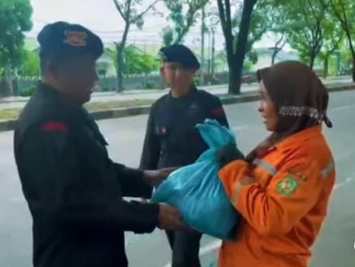 Sat Brimob Polda Sumut Laksanakan Bakti Sosial Jumat Berkah