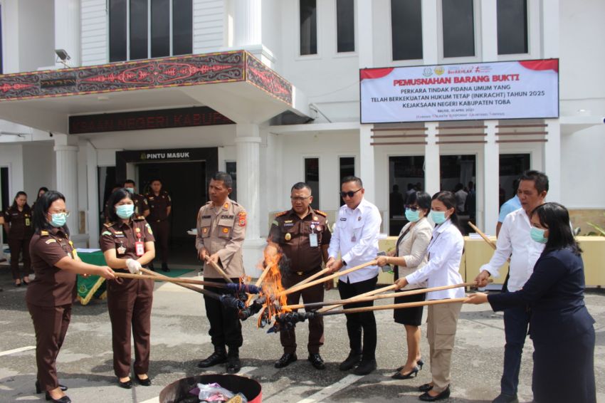 Kejaksaan Negeri Toba Musnahkan Barang Bukti 54 Perkara