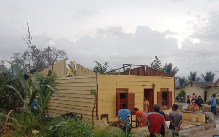 Belasan Rumah Rusak Akibat Angin Kencang dan Hujan Es di Sosor Lontung Dairi