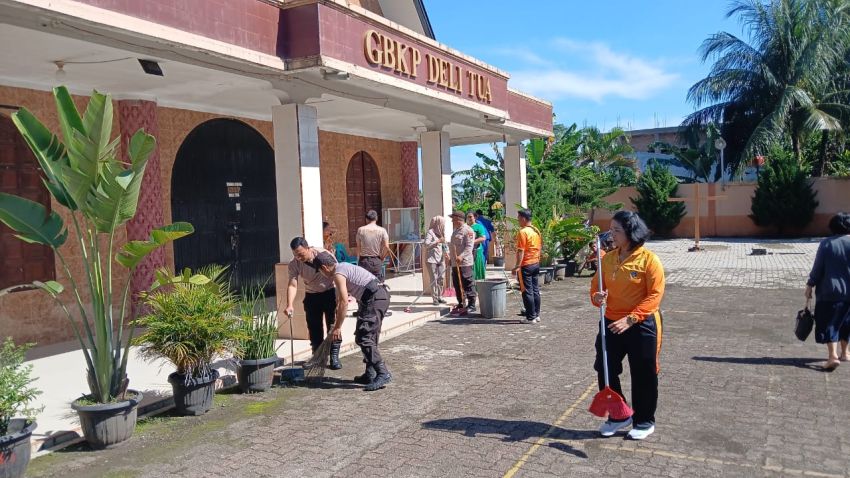 Jelang Paskah, Polrestabes Medan dan Polsek Jajaran Bersihkan Gereja