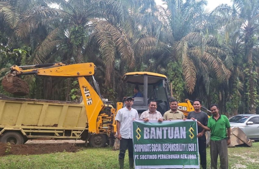 PT Socfindo Aek Loba Perbaiki Jalan dan Gali Parit di Desa Padangsipirok