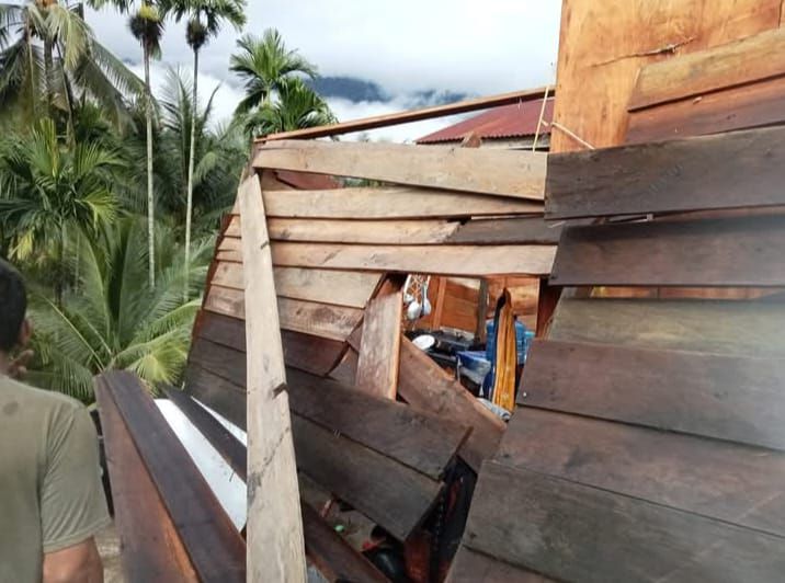 Satu Rumah Warga Rusak Dihantam Angin Puting Beliung di Agara
