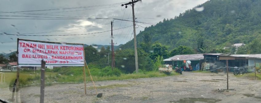 Sengketa Kepemilikan Lapangan Mini Soposurung Balige, Keturunan Pemilik Lahan Pasang Kawat Duri dan Spanduk