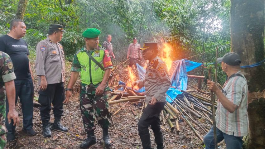 Polsek Pancurbatu Gerebek Lokasi Diduga Tempat Judi dan Narkoba di Desa Bandar Baru