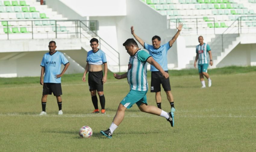 Serahkan Piala Juara Liga 4, Bobby Nasution Harapkan Sepakbola Sumut Makin Berkembang