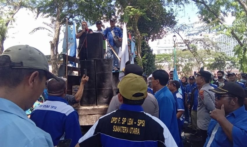 Aliansi Buruh Sumut Unjuk Rasa ke Gedung DPRD SU Tuntut Pemerintah Segera Tangkap Koruptor