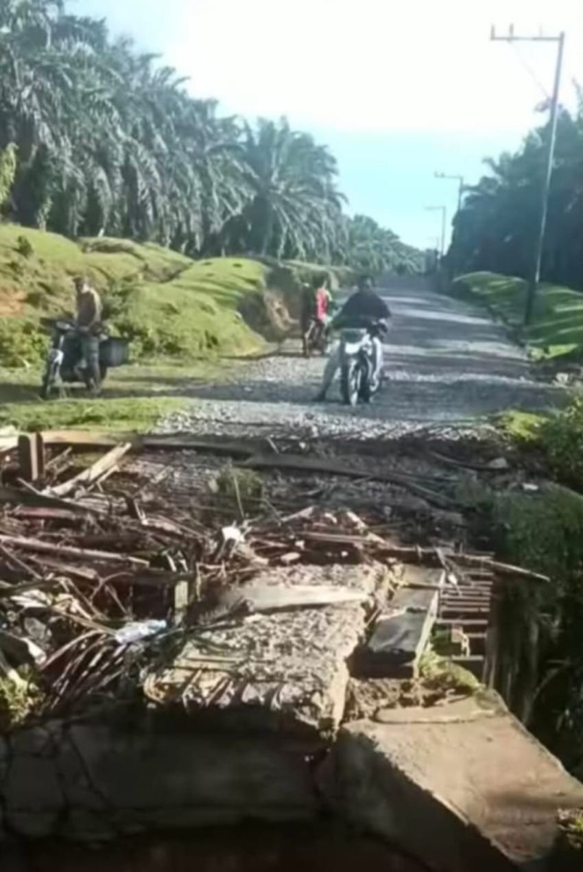 Jembatan Alternatif Batang Serangan Putus Diterjang Banjir