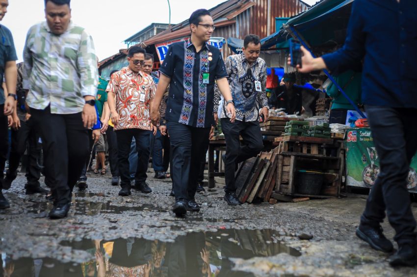Tinjau Jalan Rusak dan Tanah Amblas di Pasar Induk Lau Cih, Rico Waas: Minggu Depan Diperbaiki