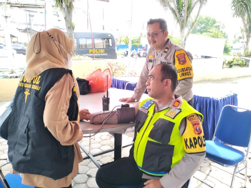 Polres Sergai Terjunkan Tim Dokkes Periksa Kesehatan Personel di Pos Pam I Perbaungan