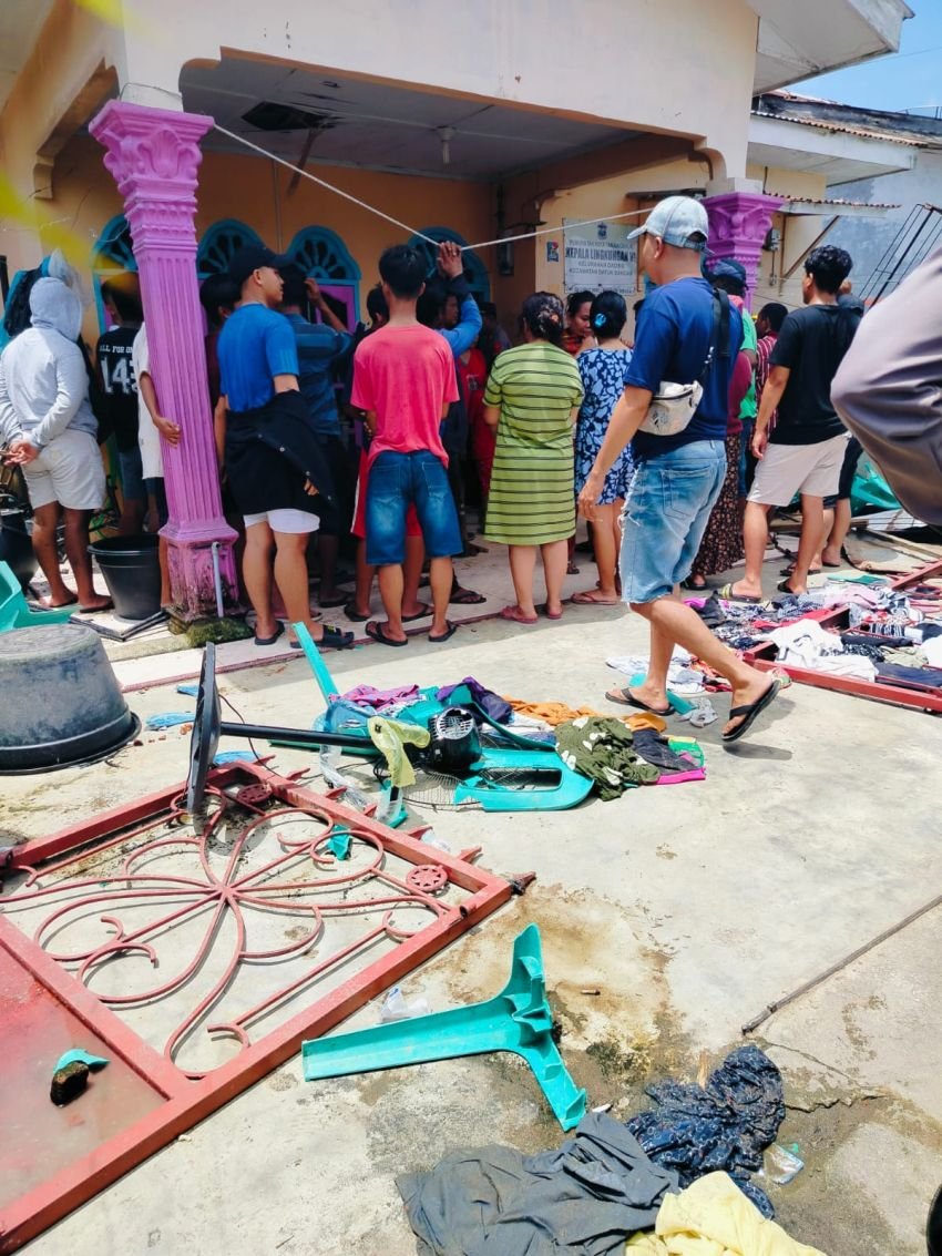 Pedagang Monza Geruduk Rumah Terduga Pelaku Pembakaran Kios TPO Tanjungbalai