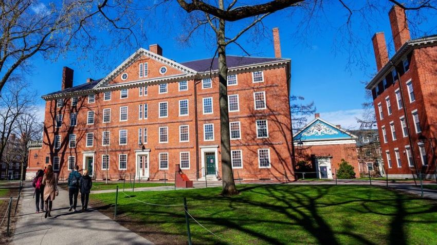 Tolak Penuhi Permintaan Trump, Status Bebas Pajak Universitas Harvard Dicabut