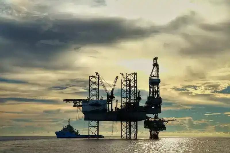 Harga Minyak Merosot 4 Persen akibat Ketegangan Dagang AS-China