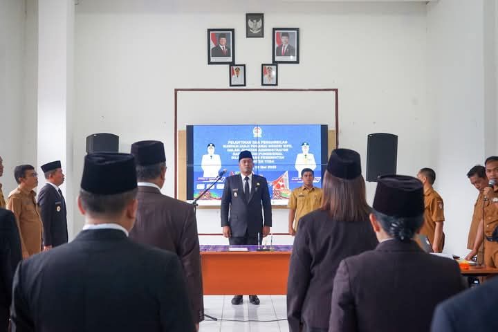 Bupati Lantik Pejabat Administrator Pemkab Toba