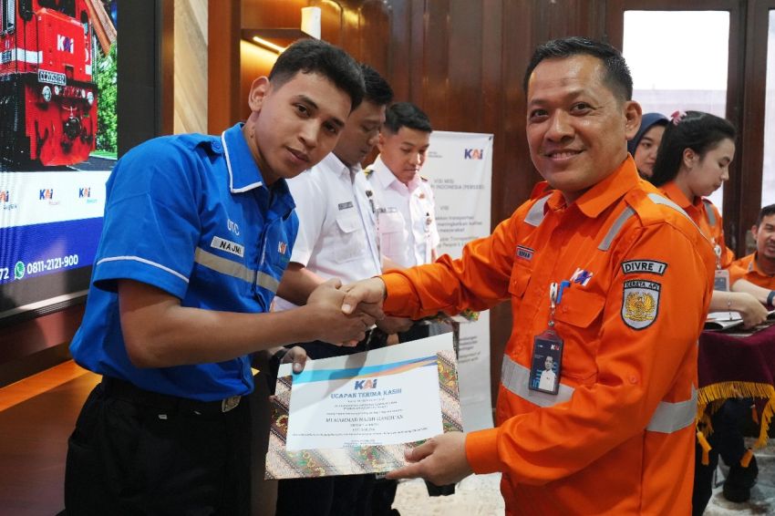 KAI Sumut Berikan Penghargaan kepada Petugas Kebersihan yang Gagalkan Aksi Pencurian Kabel Sinyal di Jalur Rel KA
