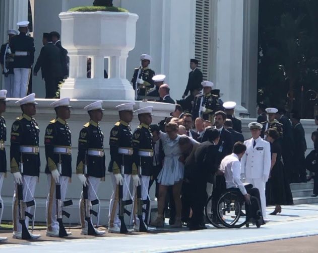 Insiden Saat Sambutan: Anggota Delegasi Prancis Terjatuh di Istana