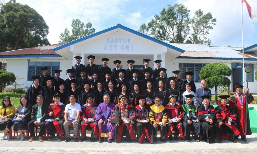 31 Mahasiswa STT GMI Bandar Baru Diwisuda