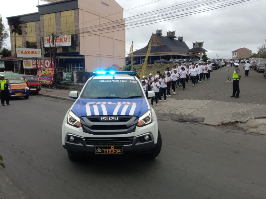 Satlantas Polres Tanah Karo Kawal Pawai Kenaikan Yesus di Kabanjahe