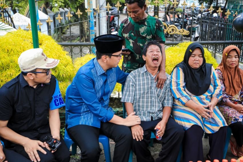 Rico Waas Temui Orangtua Korban Anak Hanyut di Aliran Sungai