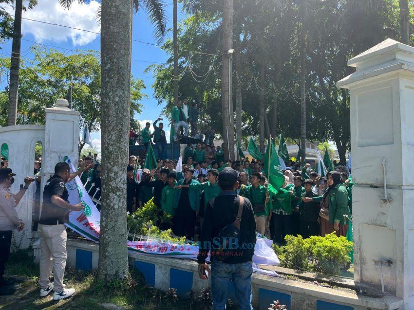 Demo Massa Al Washliyah Sempat Ricuh di Kantor Bupati Deliserdang