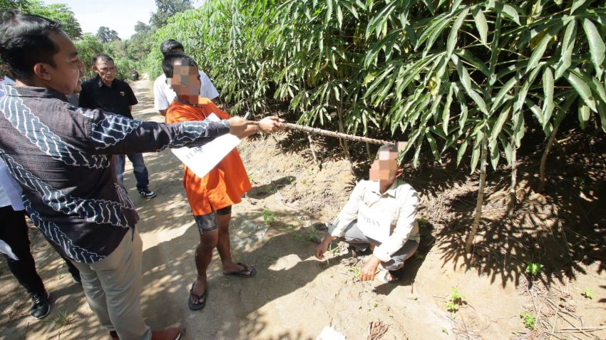 Sadis ! Leher Tukang Ojek Digorok dengan Cutter, 17 Adegan Diperagakan Pelaku