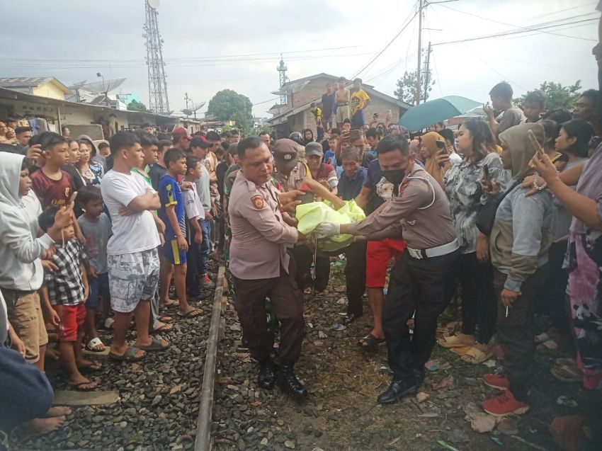 Pengendara Sepeda Motor Tewas Ditabrak Kereta Api, Polres Pematangsiantar Evakuasi Korban
