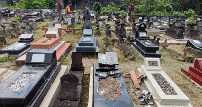 Nisan Salib di 2 TPU Bantul Rusak