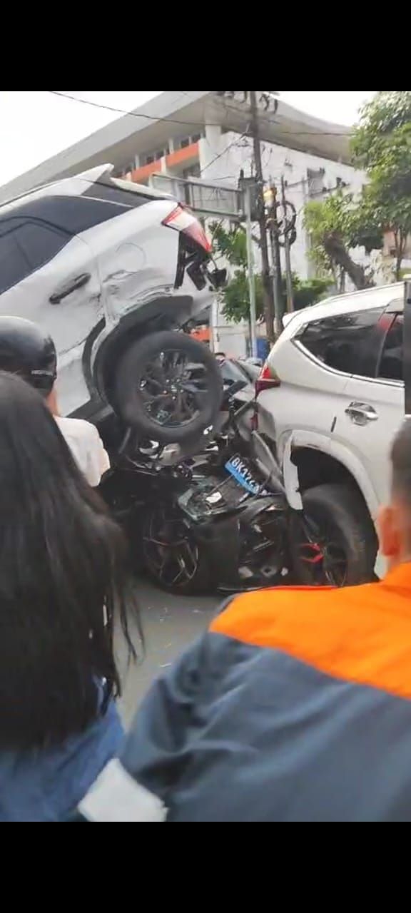Kecelakaan Beruntun Terjadi di Jalan HM Yamin Medan