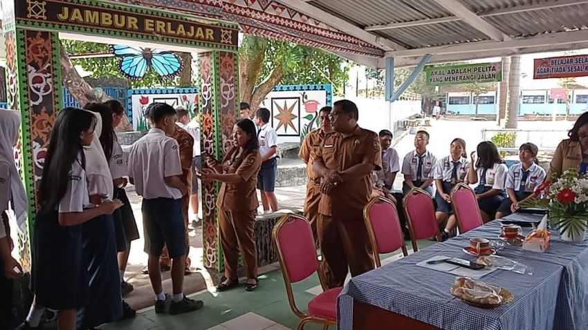 SMP Negeri 1 Kabanjahe Sosialisasi dan Uji Coba Aplikasi AKSI