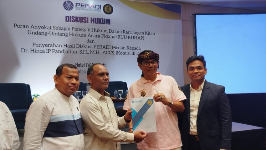 Peradi Medan Serahkan Hasil Diskusi RUU KUHAP ke Anggota DPR RI Hinca Pandjaitan
