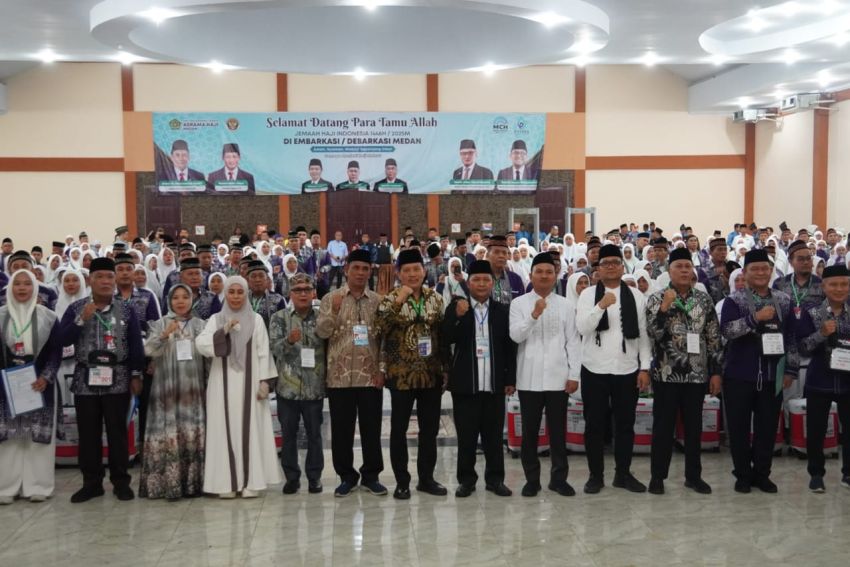 Wali Kota dan Wakil Wali Kota Tanjungbalai Lepas Keberangkatan Jamaah Calhaj Kloter 11 Embarkasi Medan