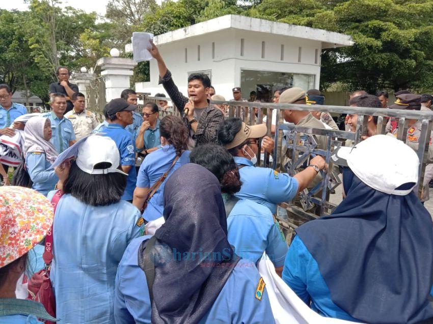 Gaji Dipotong, Forum Pegawai PDAM Tirta Lihou Bersatu Demo Kantor Bupati Simalungun