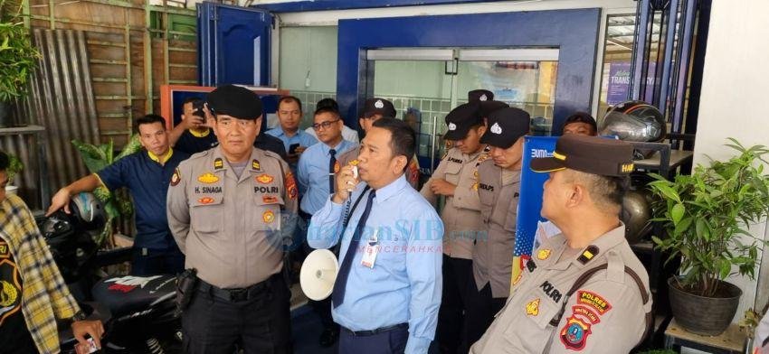 Terkait Pelayanan, Bank Sumut Cabang Kotapinang Didemo