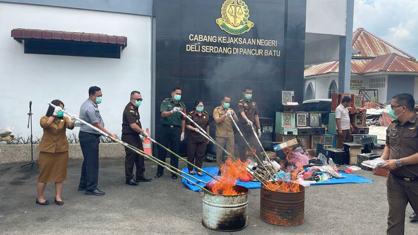 Cabjari Pancurbatu Musnahkan Barang Bukti Berbagai Kasus Tindak Pidana