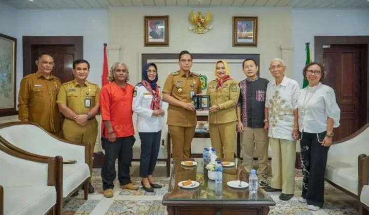 Rico Waas Pimpin Upacara Hari Pahlawan Kapitan Pattimura dengan Pakaian Adat Maluku