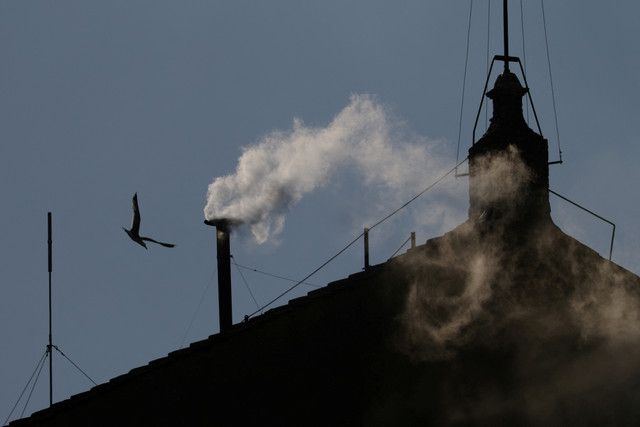 Asap Putih Keluar dari Kapel Sistina, Paus Baru Terpilih