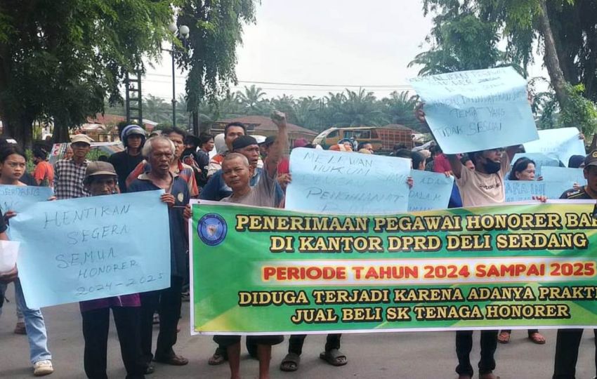 Puluhan Mantan Honor DPRD Aksi Demo Minta Pegawai Honor Baru Dipecat
