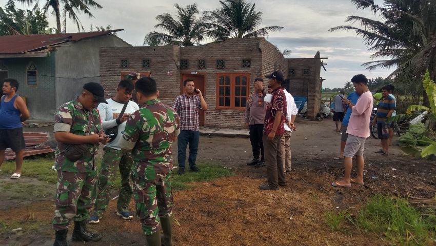 Polsek Tebingtinggi Tinjau Puluhan Rumah Warga Terdampak Angin Puting Beliung di Sergai